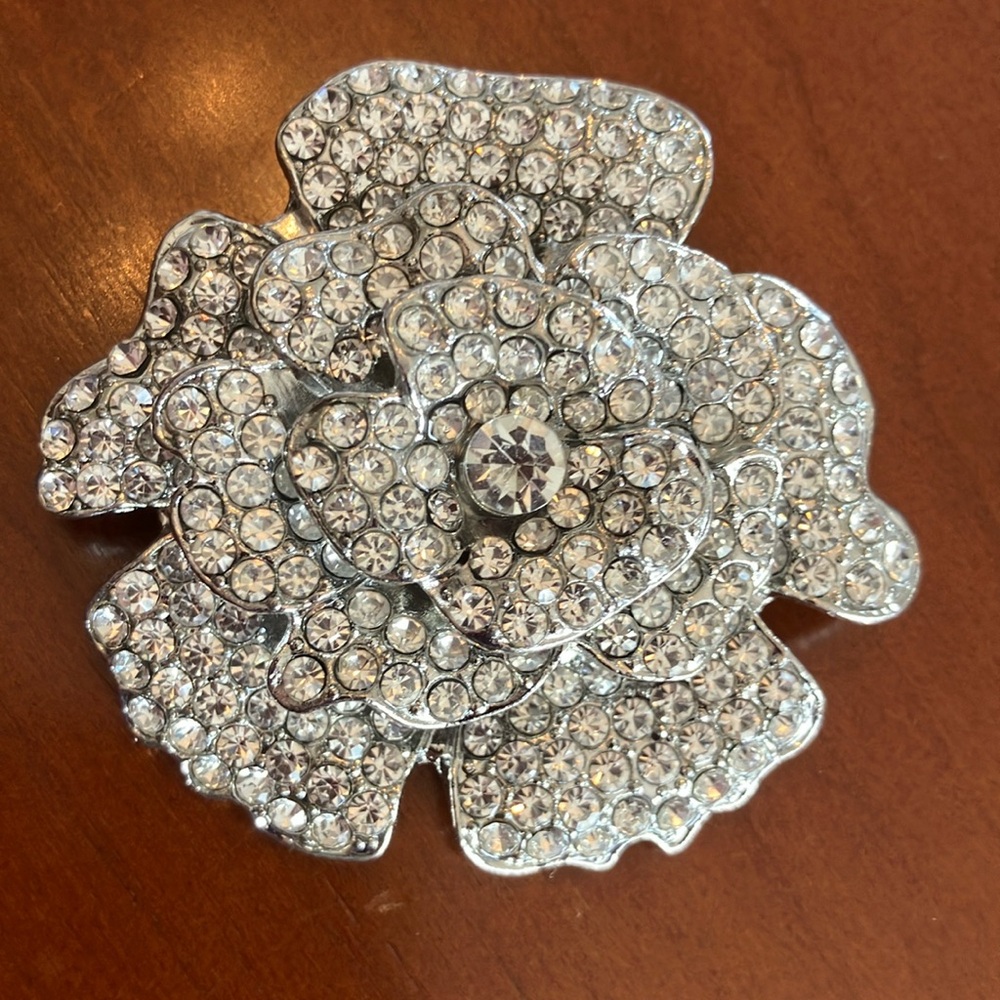 Ladies New, beautiful flower brooch 2.38 inches diameter